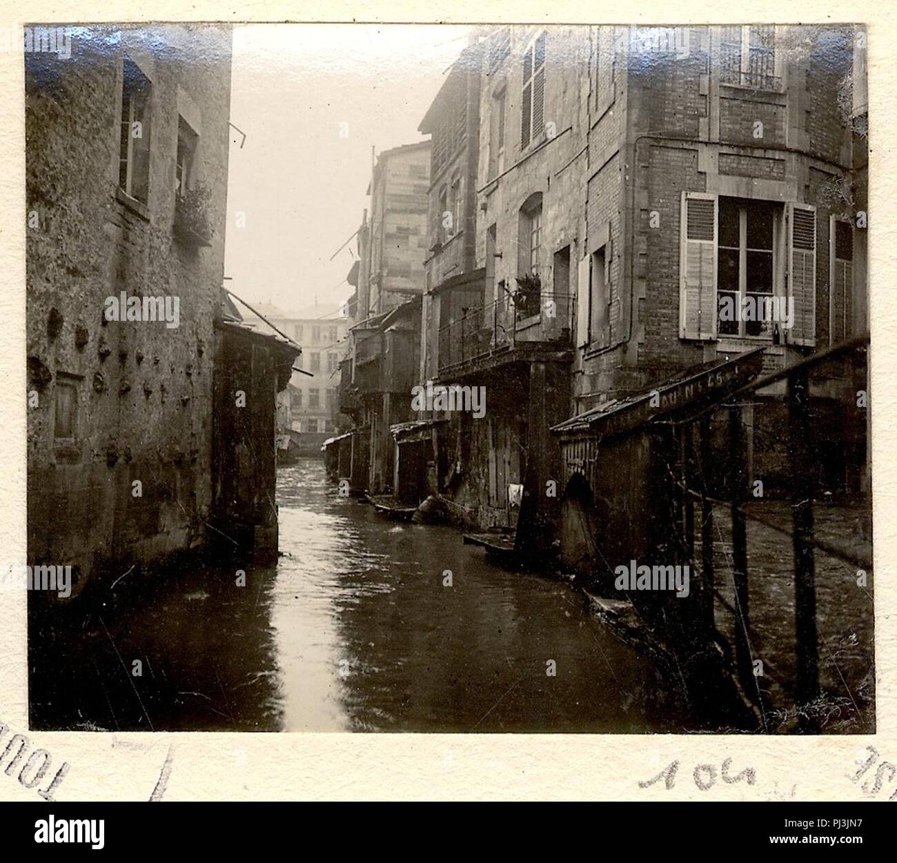 BarleDuc. Canal des usines par la pluie Fonds Berthelé 49Fi1877