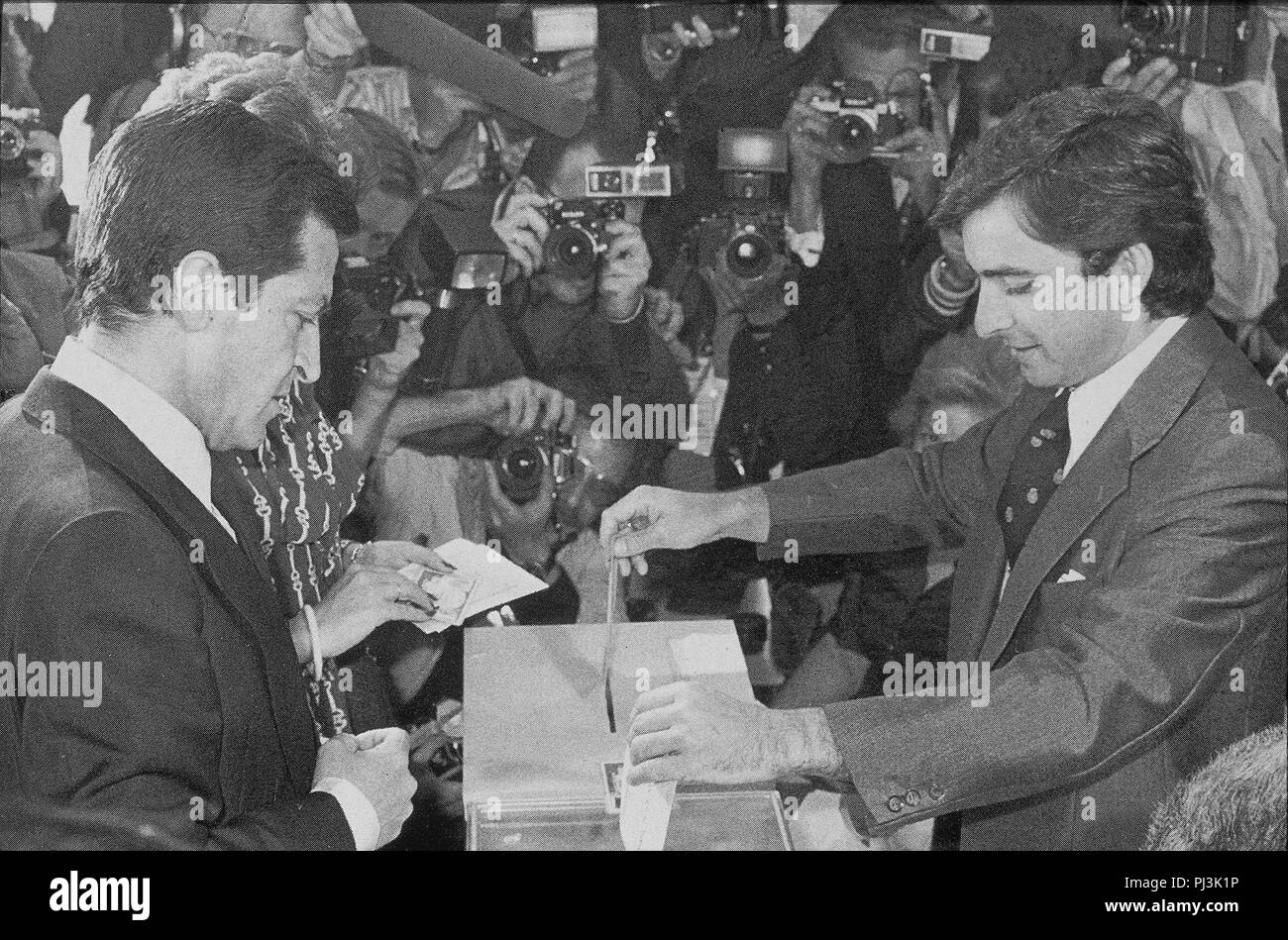 ADOLFO SUAREZ EJERCIENDO SU DERECHO AL VOTO EN LAS PRIMERAS ELECCIONES DEMOCRATICAS DESDE LA SEGUNDA REPUBLICA, JUNIO DE 1977. Stock Photo