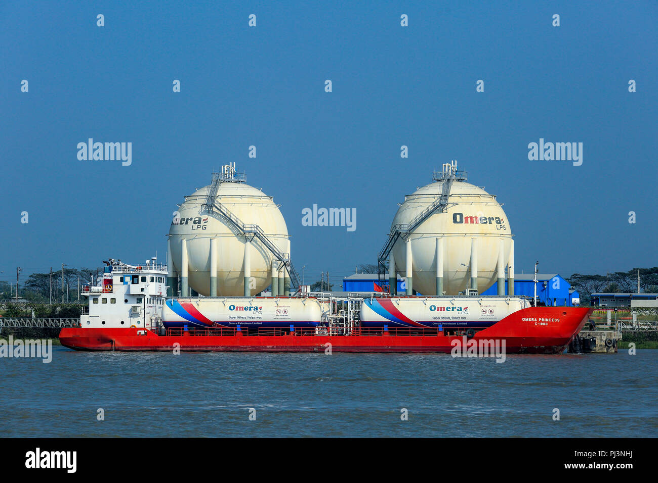 omera lpg plant of omera gas one ltd on the bank pasur river mongla bagerhat bangladesh stock photo alamy https www alamy com omera lpg plant of omera gas one ltd on the bank pasur river mongla bagerhat bangladesh image217671038 html