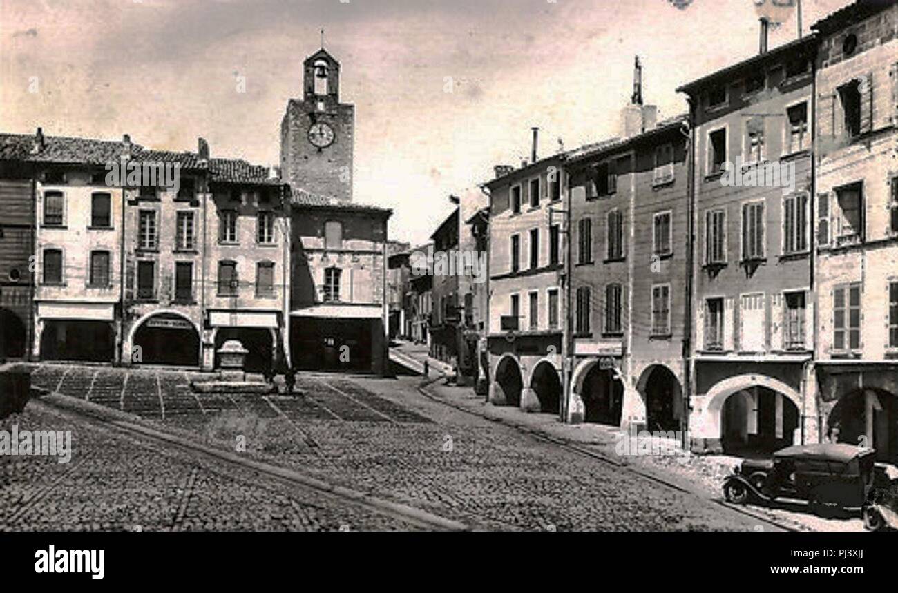 Bagnols Sur Ceze Place De L Hotel De Ville Et Tour De L Horloge Stock Photo Alamy