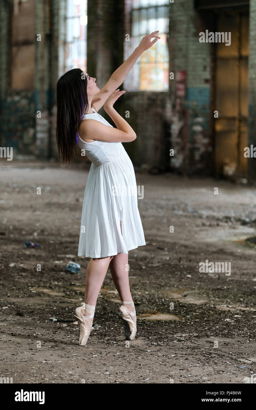 the dress warehouse location