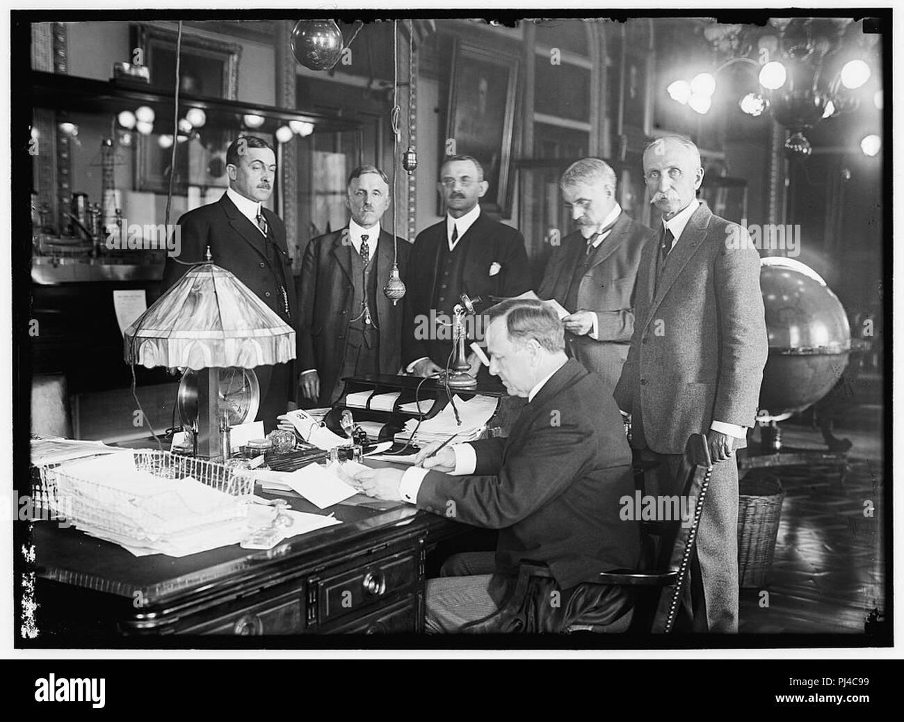 BARNETT, GEORGE, MAJ. GEN., COMMANDANT, U.S.M.C.; BLUE, VICTOR, REAR ADMIRAL, U.S.N.; CHIEF BUR. NAV.; DANIELS, JOSEPHUS, SECRETARY OF THE NAVY, 1913-1921; FECHTELER, A.F., CAPTAIN, U.S.N.; Stock Photo