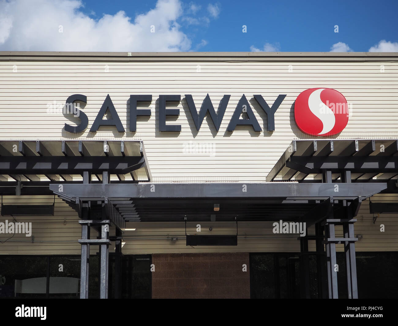 Logo on Safeway store in North Bend, WA, USA. September 2018 Stock Photo