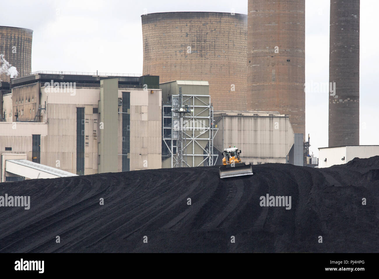Heavy Plant Machinery working on Coal Pile at Ratcliffe on Soar Power Station, Nottinghamshire Stock Photo