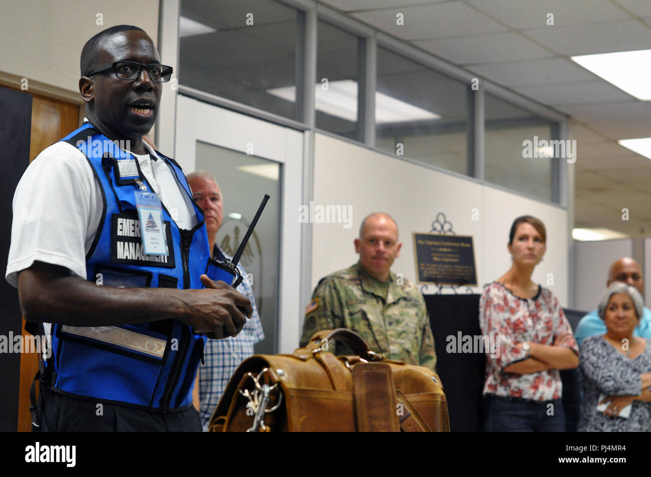 Carlton Bray, Anti-terrorism Officer, U.S. Army Medical Command Provost Marshal Office, conducts the after action discussion following an active shooter drill on August 29, 2018, at the U.S. Army Health Contracting Activity on Joint Base San Antonio. (U.S. Army Photo by Wesley Elliott, MEDCOM/OTSG) Stock Photo