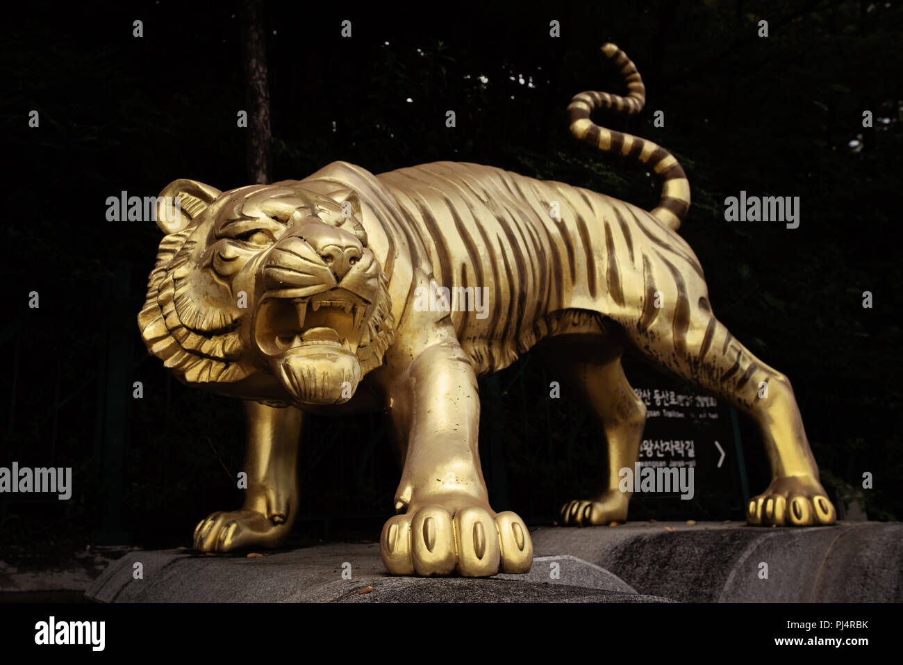 Tiger statue hi-res stock photography and images - Alamy