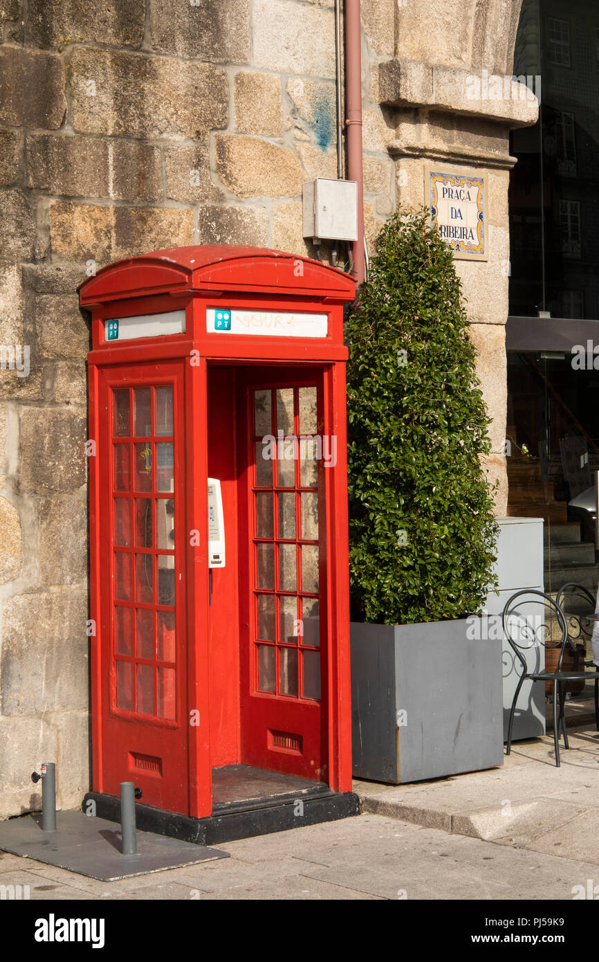 Portugal, Porto, Ribeira, Prace da Ribeira, British designed red K3 telephone kiosk in square Stock Photo