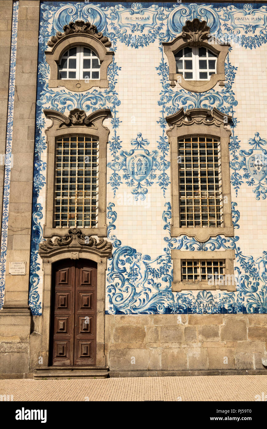Portugal, Porto, Praça de Carlos Alberto, Igreja do Carmo, baroque catholic church, door in  tiled wall Stock Photo