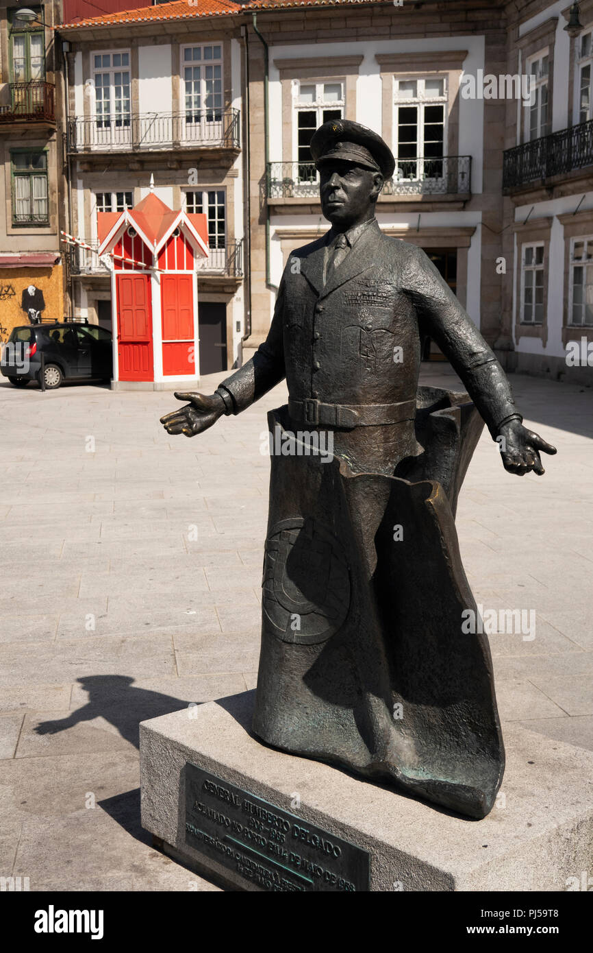 Portugal, Porto, Praha de Carlos Alberto, statue of General Humberto Delgado and Quiosque da Ramadinha kiosk Stock Photo