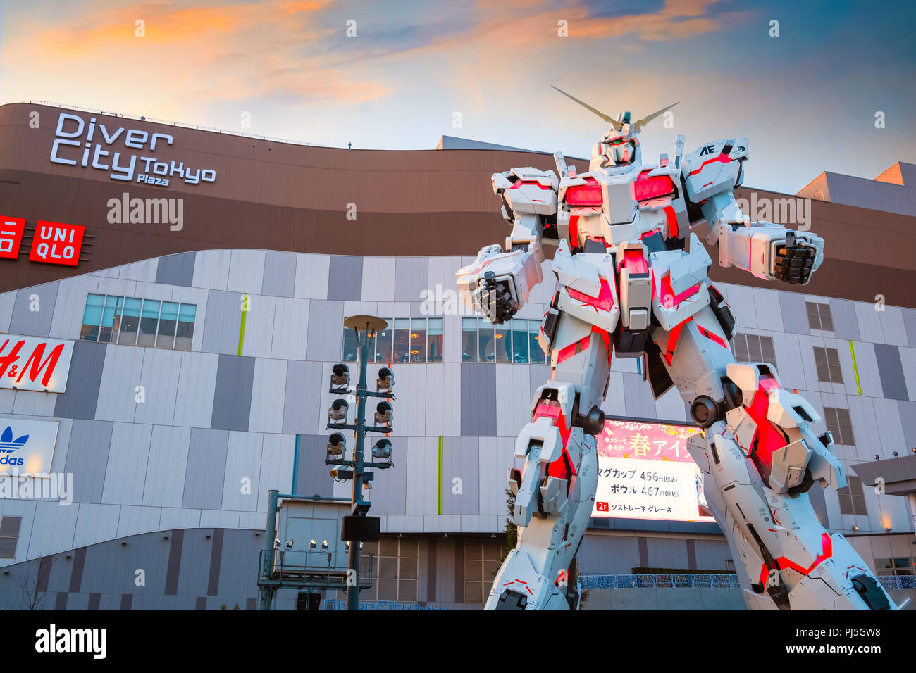 TOKYO, JAPAN - APRIL 20 2018: Full-size Mobile suit RX-0 Unicorn Gundam  replica from the Mobile Suit Gundam Unicorn series at Diver City Tokyo  Plaza Stock Photo - Alamy