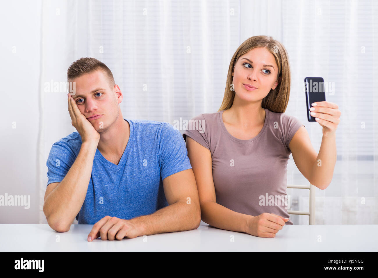 Муж с женой пришли на кастинг. Angry wife multitaskual. Картинки как муж и жена по раздельности сидят в телефоне и телевизоре.