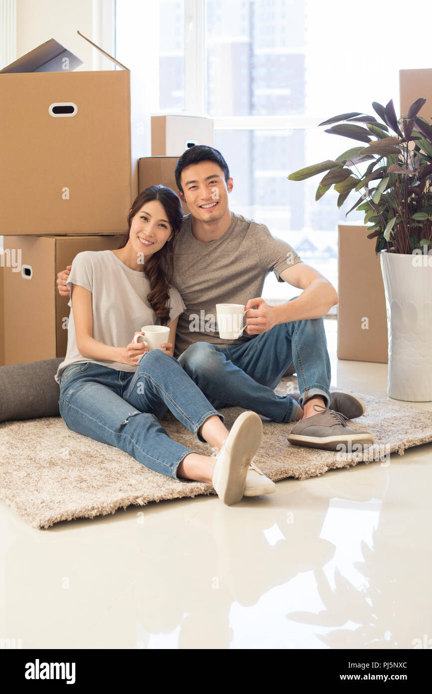 Happy young couple moving to a new house Stock Photo - Alamy