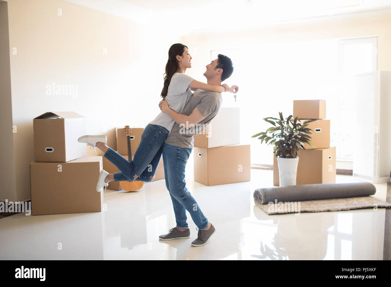 Happy young couple moving to a new house Stock Photo - Alamy