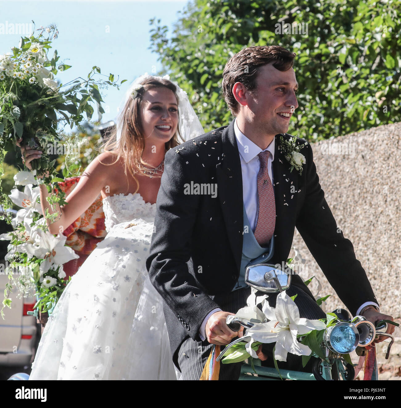 Celebrando el ramo en mi boda con mi ex cuñada, image size:1300x1324