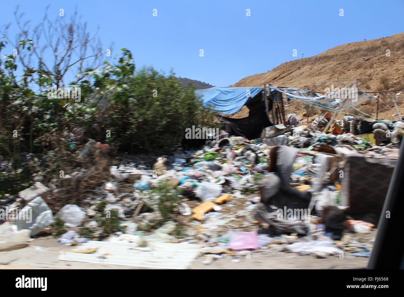Montañas de basura y Contaminación de la tierra. Mountains of garbage and pollution of the earth. Stock Photo