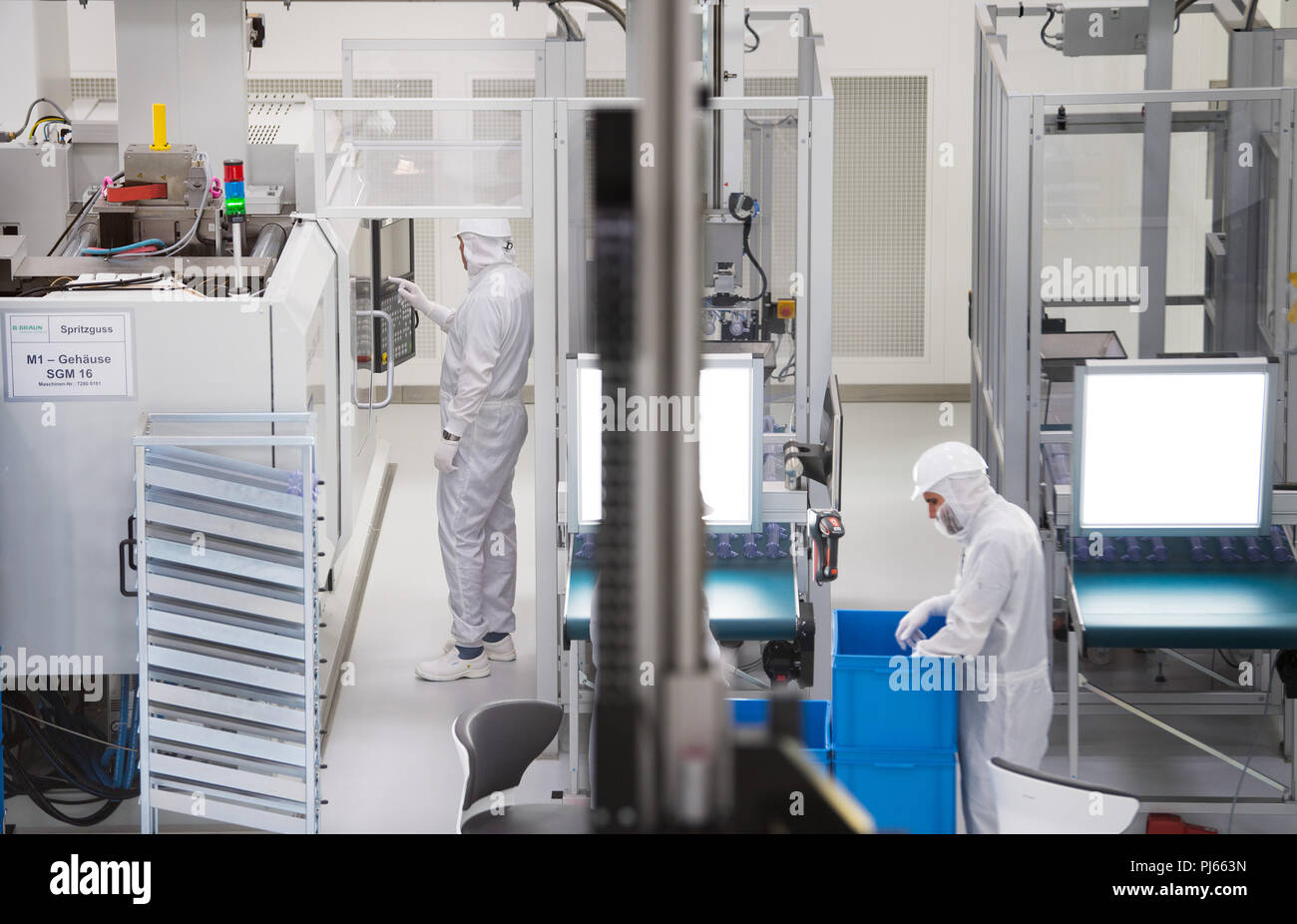 September 4, 2018, Saxony, Wilsdruff: Employees of B. Braun Avitum Saxonia GmbH work on injection molding machines for dialyzers in the new dialyzer production facility. The construction of the new plant cost over 100 million euros. It is Europe's most modern dialyzer factory. Photo: Monika Skolimowska/dpa-Zentralbild/dpa Stock Photo