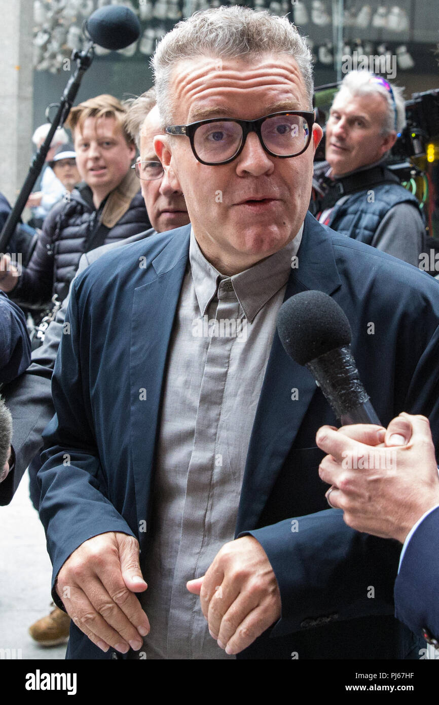 London, UK. 4th September, 2018. Labour Party Deputy leader Tom Watson leaves the party headquarters after its NEC ruling body adopted in full the IHRA definition and examples of anti-Semitism alongside a brief statement stating that freedom of expression on Israel or the rights of Palestinians should not be undermined. A longer accompanying clarification put forward by Jeremy Corbyn was rejected by the NEC. Credit: Mark Kerrison/Alamy Live News Stock Photo