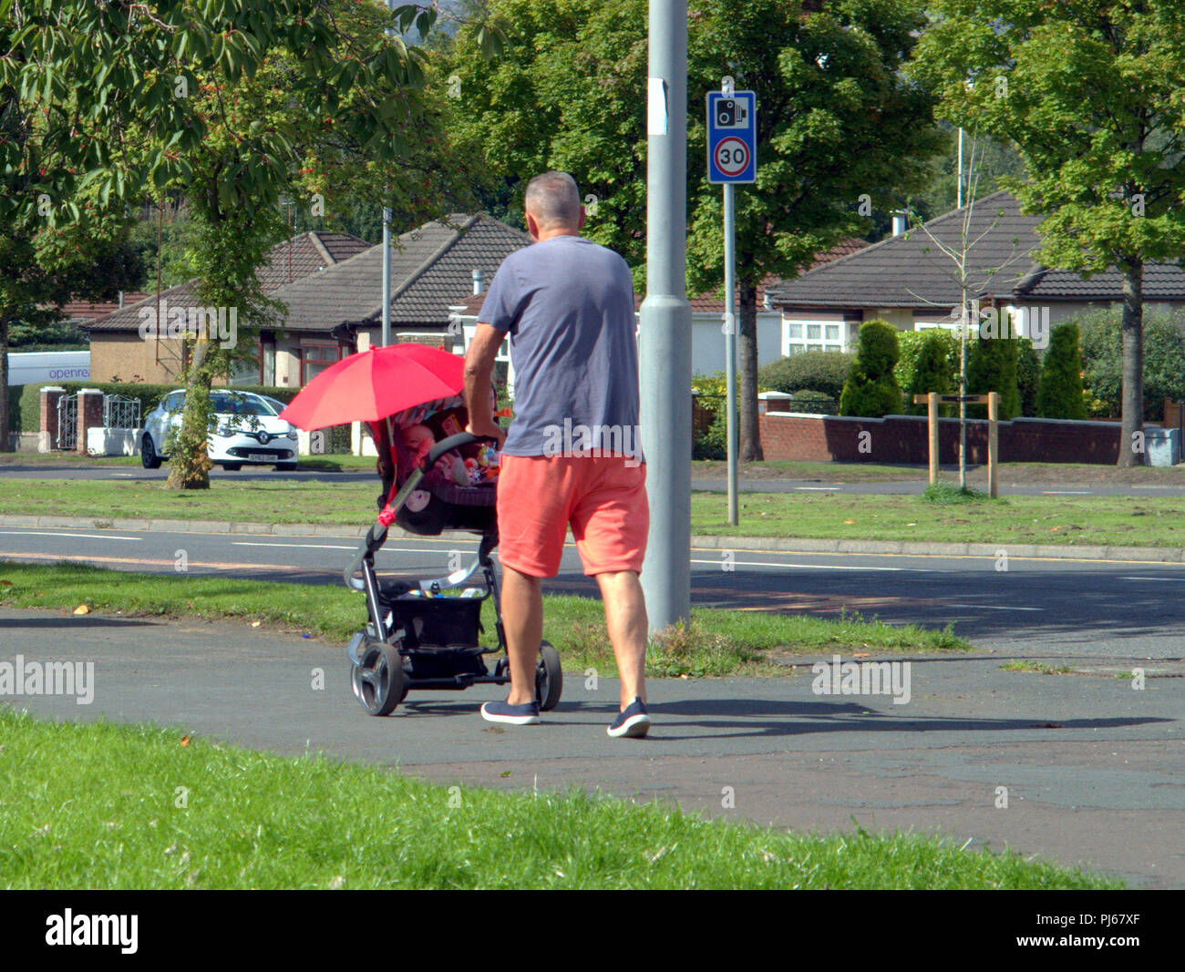 Glasgow, Scotland, UK. 4th September, 2018. UK Weather :Hot  Indian summer weather returns to the city and locals take to the Forth and Clyde canal near Clydebank to enjoy it.. Gerard Ferry/Alamy news Stock Photo