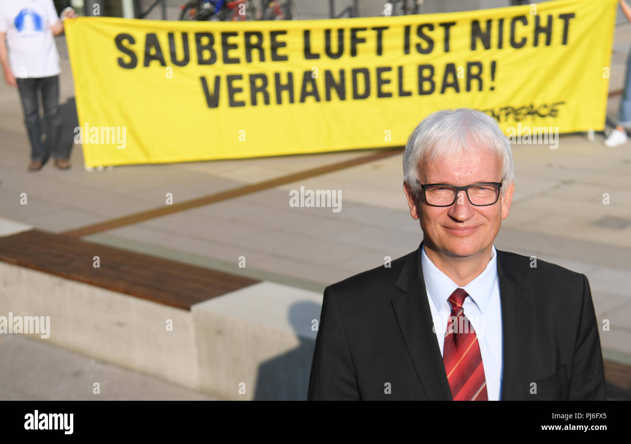Wiesbaden, Germany. 05th Sep, 2018. 09/05/2018, Hesse, Wiesbaden: Jürgen Resch, one of the managing directors of Deutsche Umwelthilfe (DUH), is standing in front of a Greenpeace poster with the inscription 'Clean air is not negotiable !' in front of the court building in Frankfurt before the start of the hearing of the administrative court about a possible ban on diesel driving. The German Environmental Aid had sued because, among other things, limit values for pollutants in the air are exceeded in Hesse's largest city. Credit: Arne Dedert/dpa/Alamy Live News Stock Photo