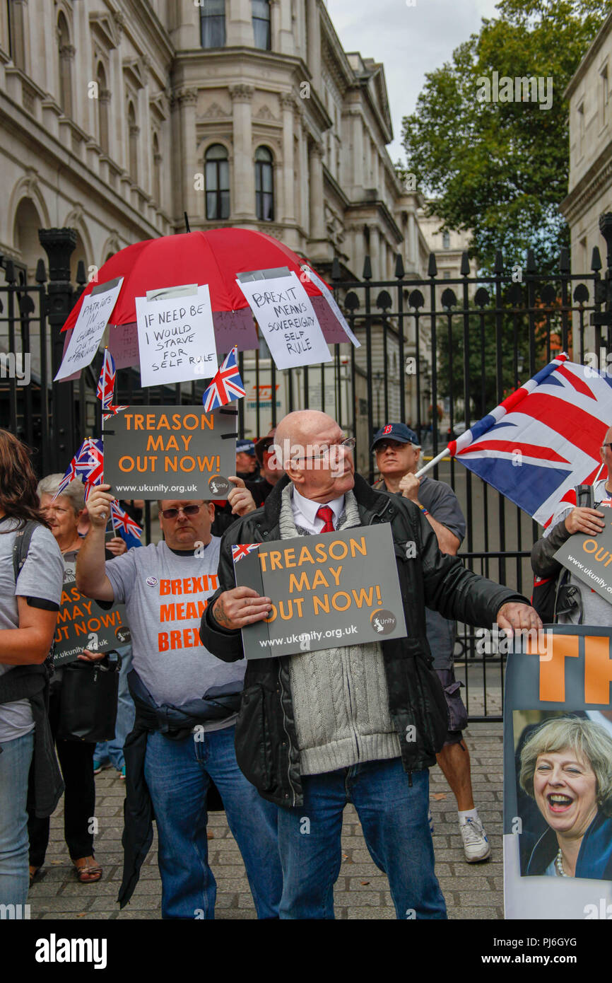 London, UK. 5th Sept 2018. Pro-Brexit Supporters outside Downing Street Credit: Alex Cavendish/Alamy Live News Stock Photo