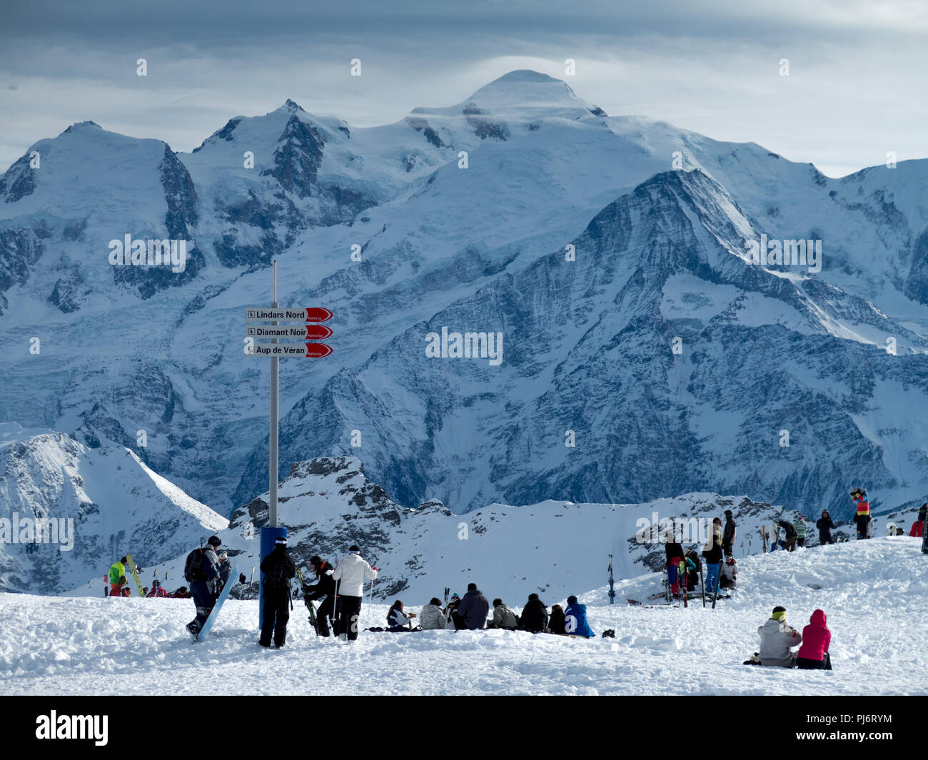 Piste marker sign hi-res stock photography and images - Alamy