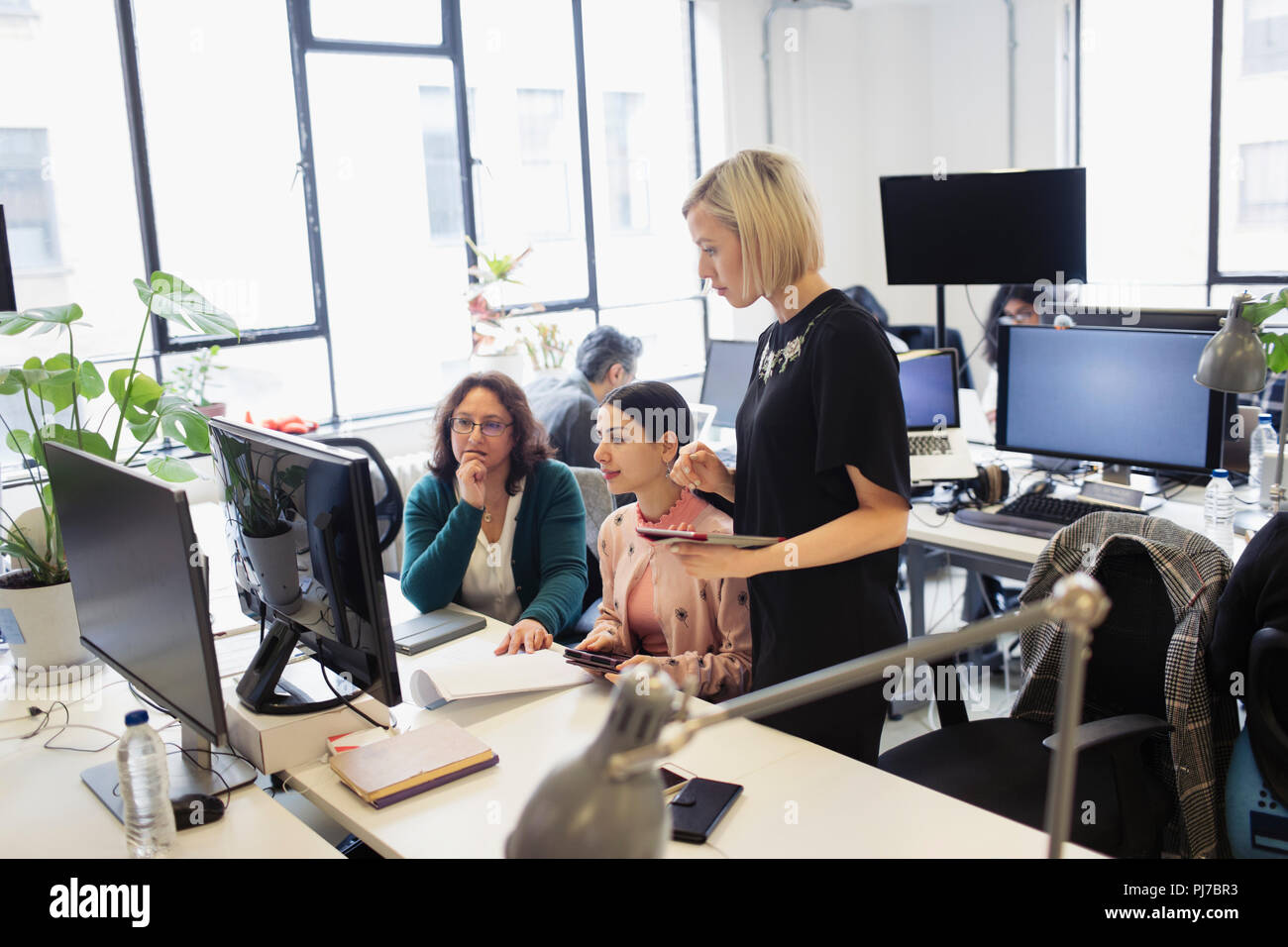 Open plan office hi-res stock photography and images - Alamy