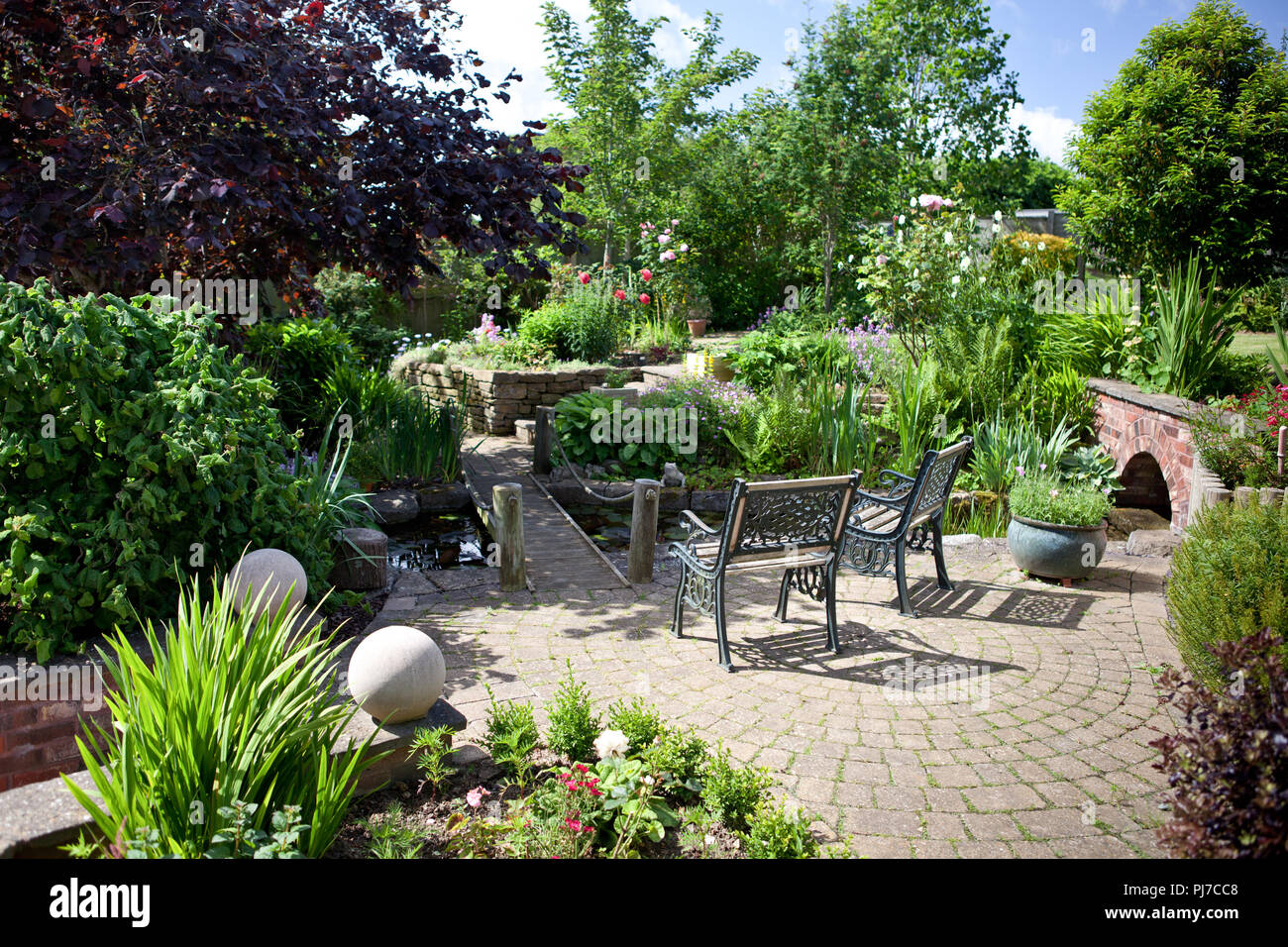 Beautiful landscaped garden hi-res stock photography and images - Alamy