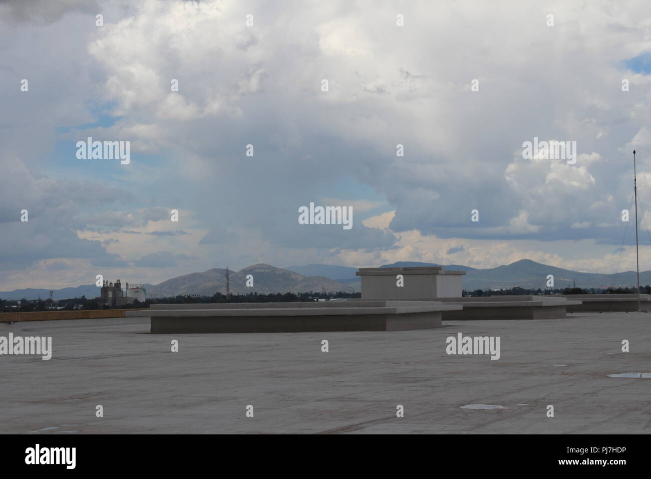 Techo de un edificio en un dia nublado. Roof of a building on a cloudy day. Stock Photo