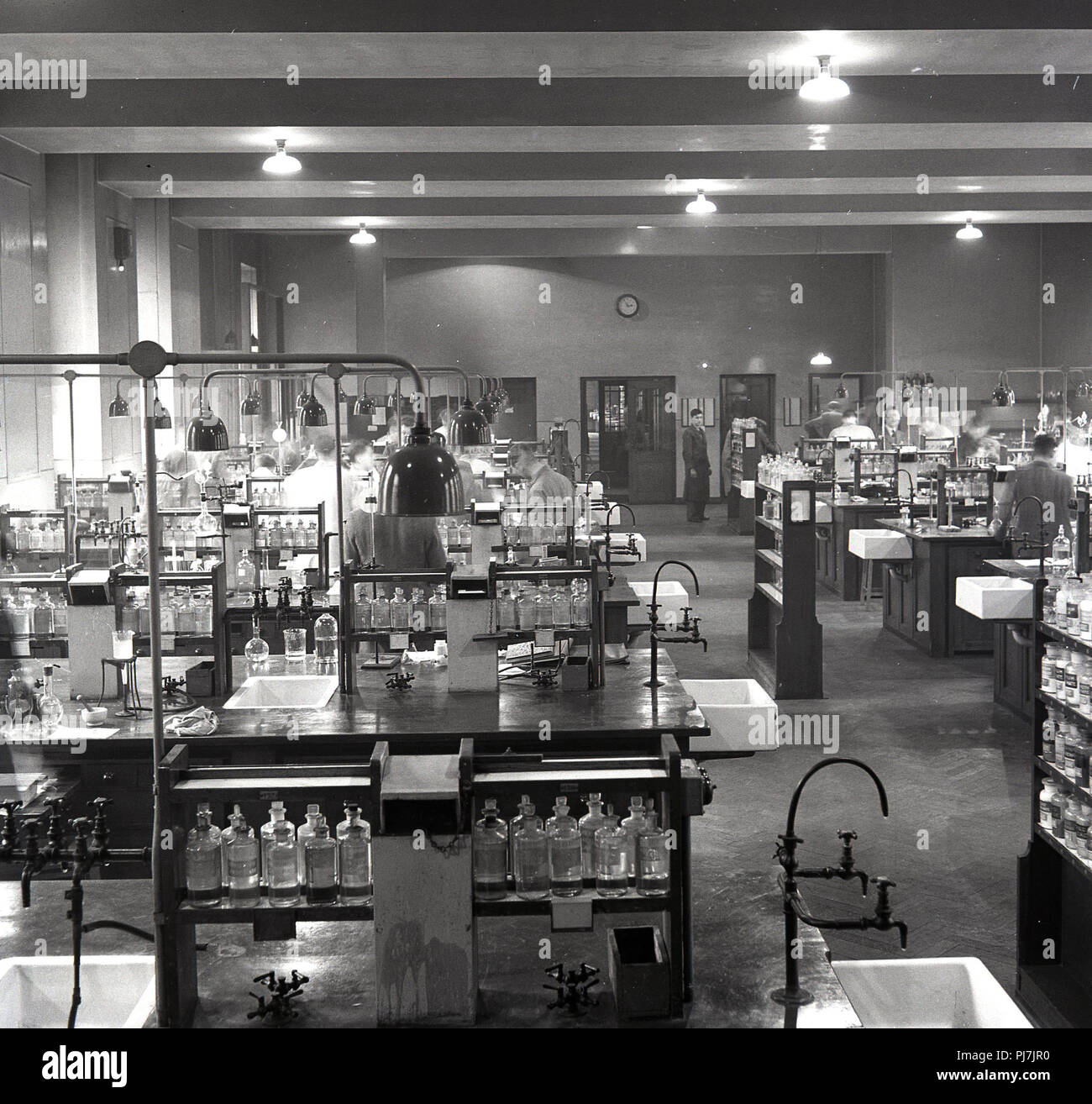 1950s, historical picture showing the chemistry teaching laboratory at Leeds University, Leeds, England, UK. Stock Photo