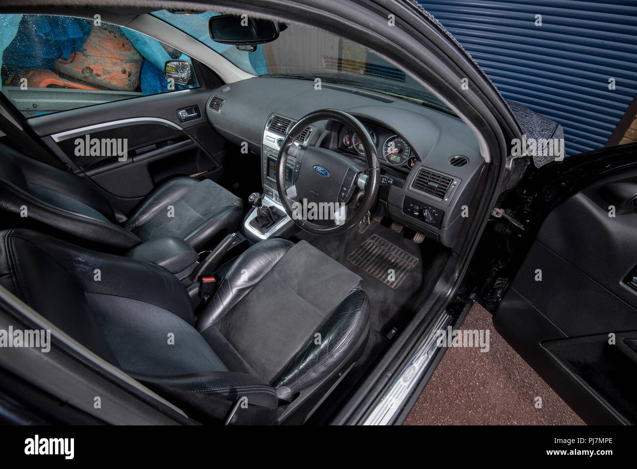 05 Mk3 Ford Mondeo Titanium X Estate Car In Panther Black Stock Photo Alamy