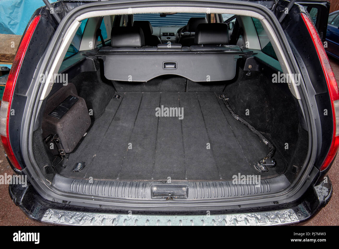 2005 Mk3 Ford Mondeo Titanium X Estate car in Panther Black Stock Photo -  Alamy
