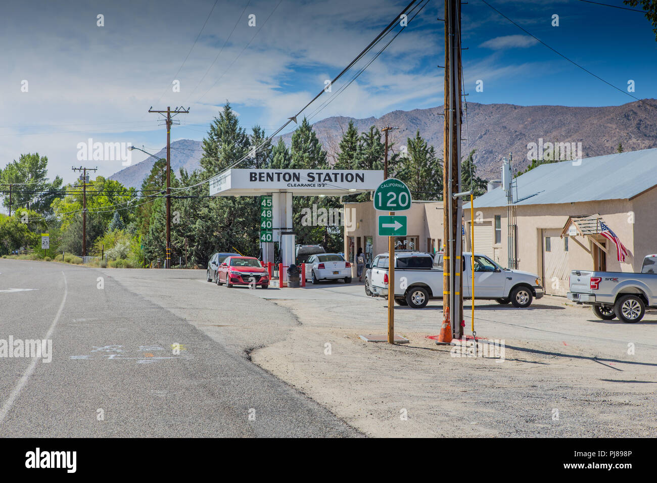 Gas station with canopy hires stock photography and images Alamy