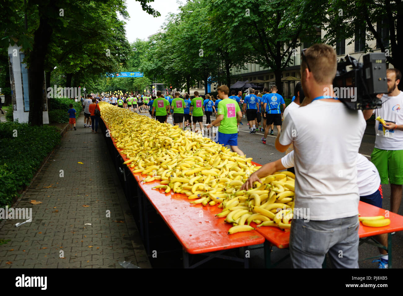 Frankfurter Firmenlauf, J.P. Morgan Corporate Challenge, Bananen beim JP Morgan Lauf am 7. Juni 2018 Frankfurt, Deutschland, Europa Stock Photo