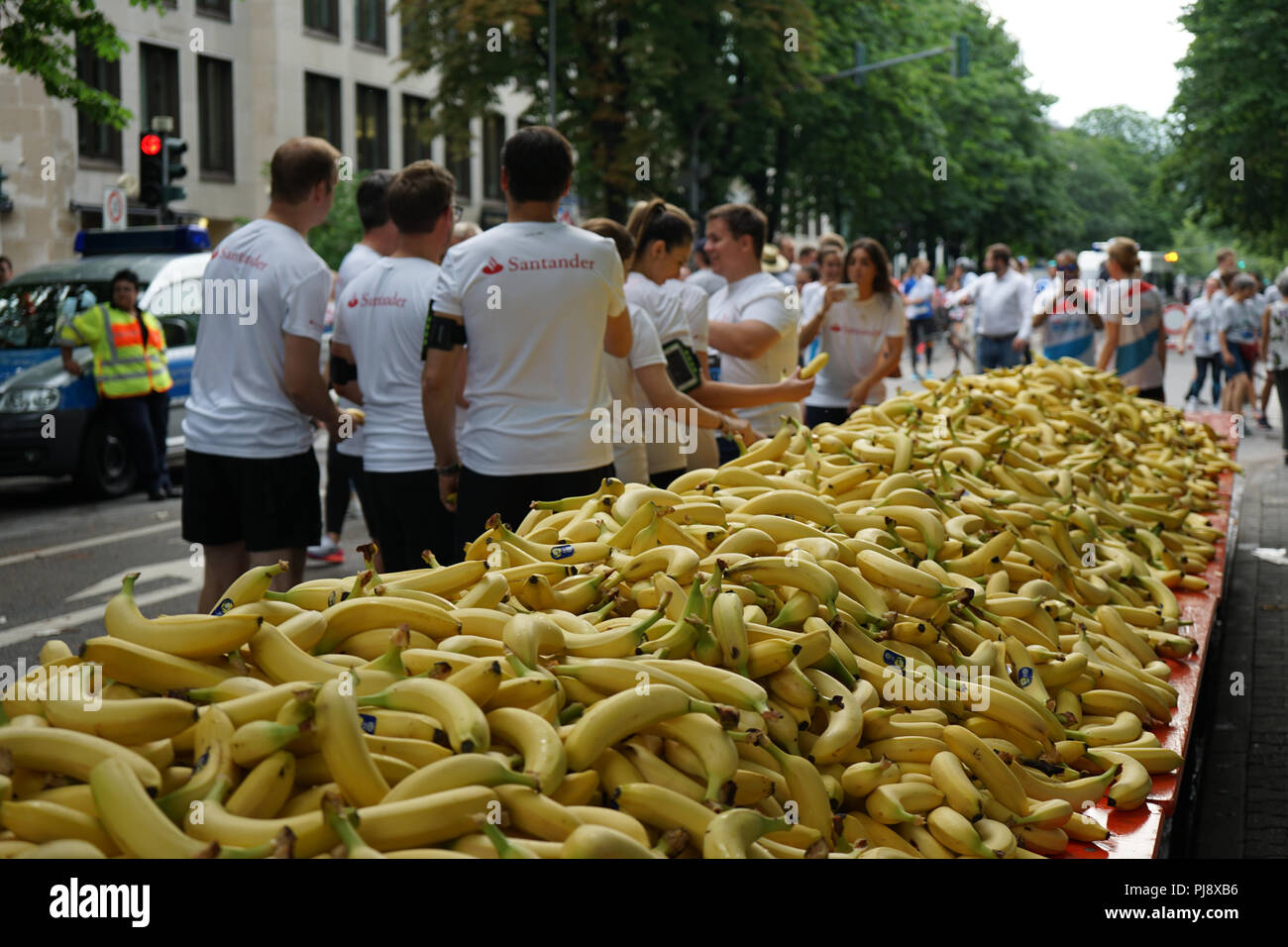 Frankfurter Firmenlauf, J.P. Morgan Corporate Challenge, Bananen beim JP Morgan Lauf am 7. Juni 2018 Frankfurt, Deutschland, Europa Stock Photo