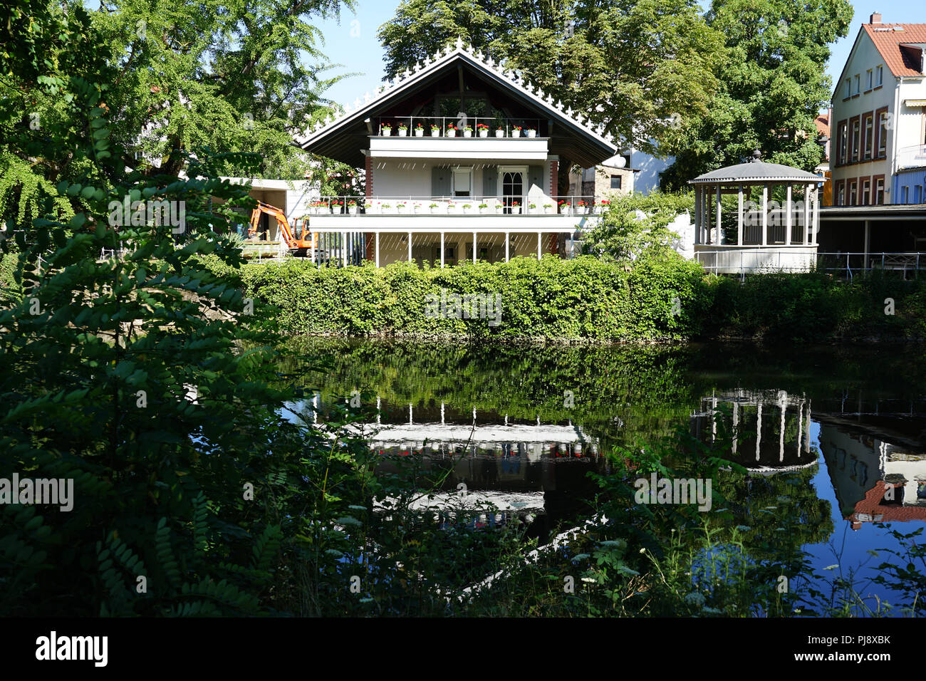 Das Petrihaus, Fachwerkhaus, am Ufer der Nidda, Roedelheim, Frankfurt am Main, Deutschland, Europa Stock Photo