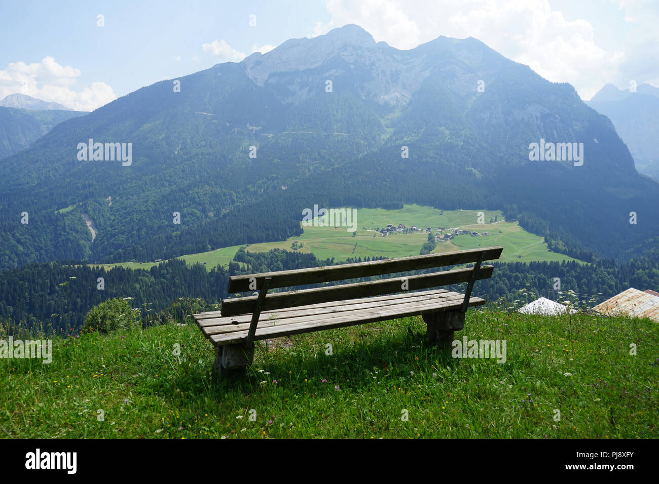 Sitzbank mit Blick über das Lesachtal und die Karnischen Alpen, Kärnten, Österreich Stock Photo