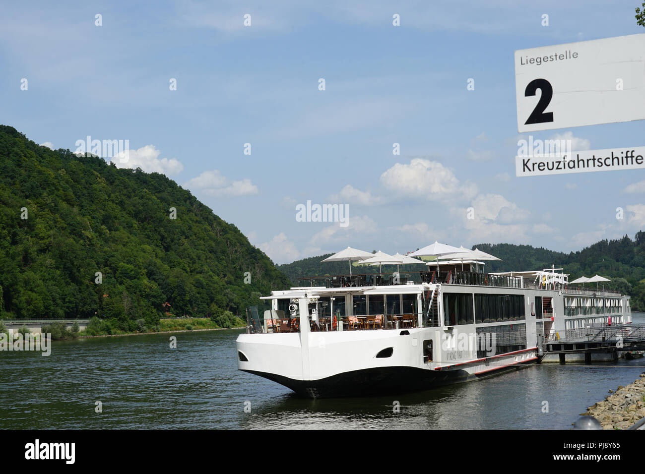 Kreuzfahrtschiffe am Anleger an der Donau, Passau, Bayern, Deutschland Stock Photo