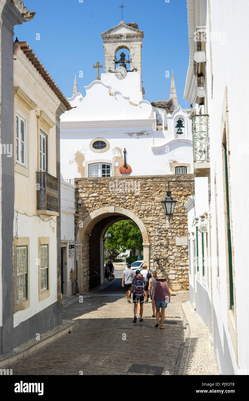 Arco da vila gateway leading to old town of Faro, Algarve, Portugal Stock Photo