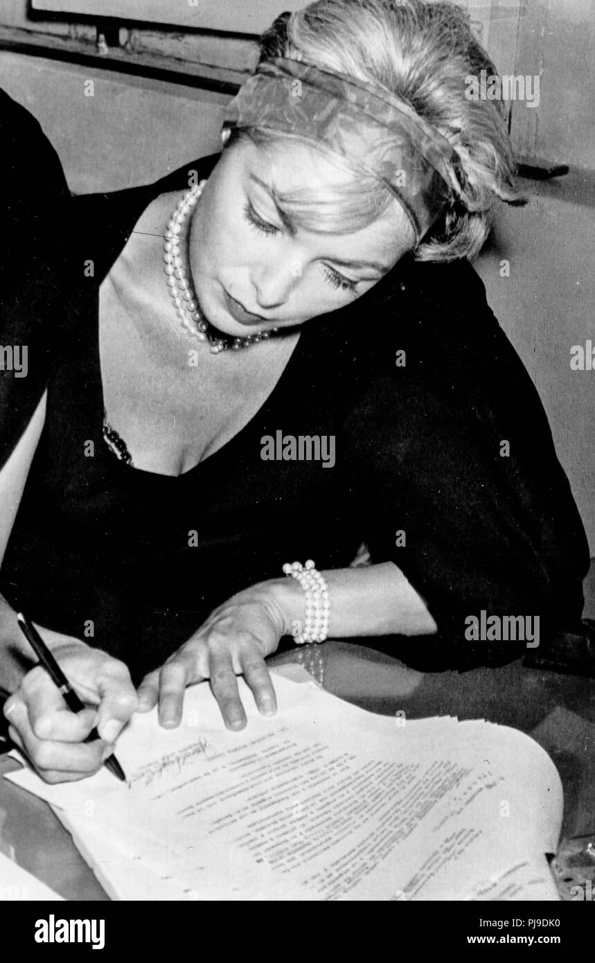 janet leigh while signing divorce papers from tony curtis, juarez, mexico, 1962 Stock Photo