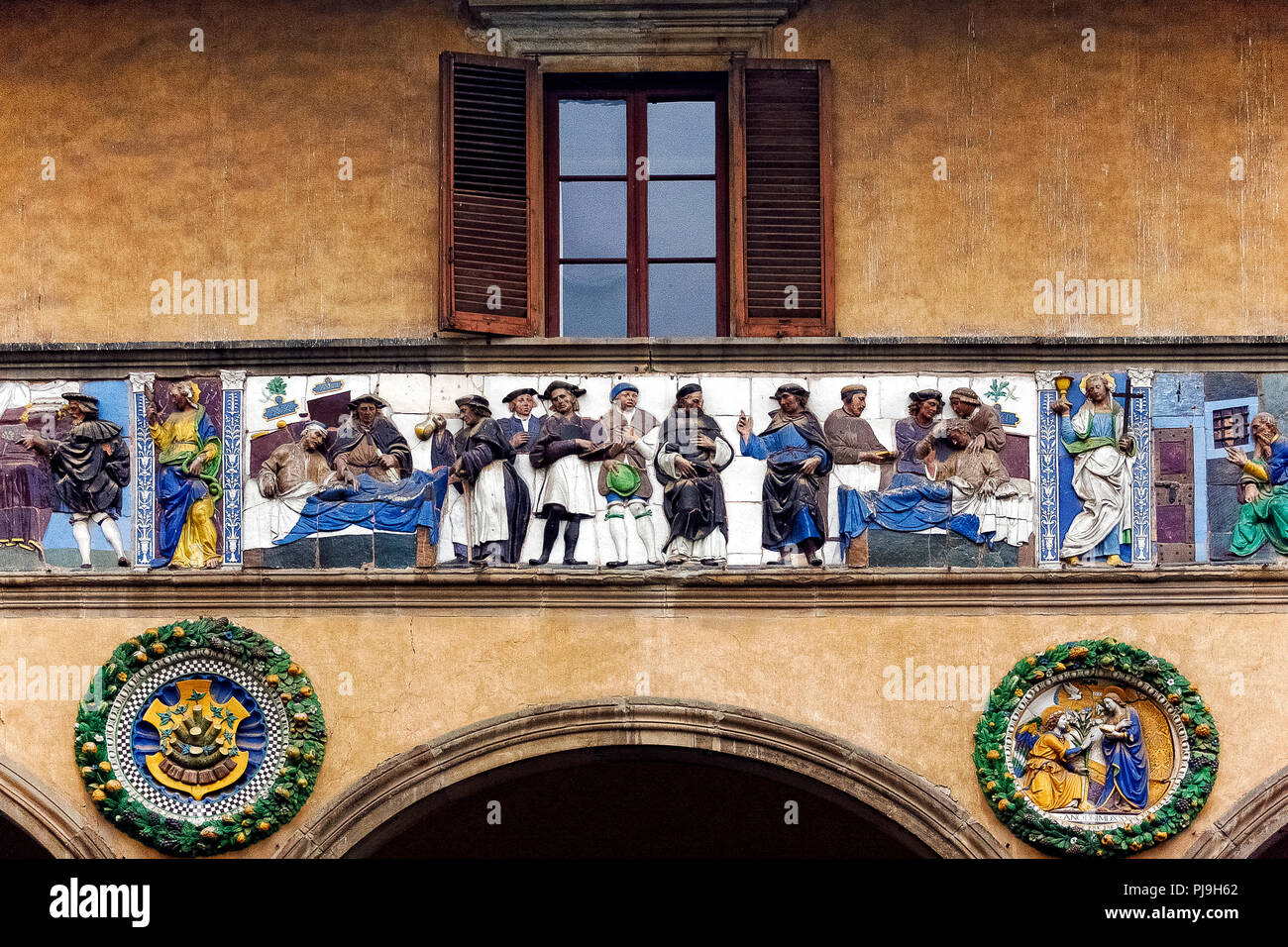 Italy Tuscany Pistoia Ospedale del Ceppo: Glazed terracotta decorations by Sante Buglioni Stock Photo