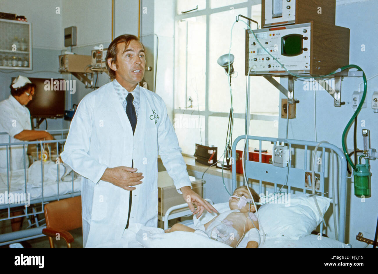 Der südafrikanische Herzchirurg Christiaan Barnard bei der Untersuchung eines kleinen Jungen im Krankenhaus in Kapstadt, Südafrika 1974. South African cardiac surgeon Christiaan Barnard examining a little boy at the hospital in Cape Town, South Africa 1974. Stock Photo