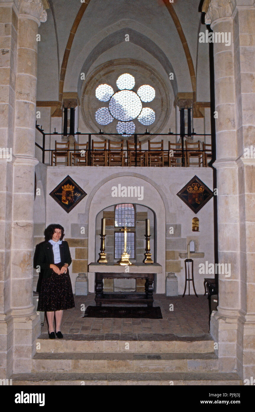 Huberta Sissi Fürstin zu Bentheim Tecklenburg in der Kapelle von Schloss Rheda, Deutschland 1981. Huberta Sissi Princess of Bentheim Tecklenburg at the chapel of Rheda castle, Germany 1981. Stock Photo