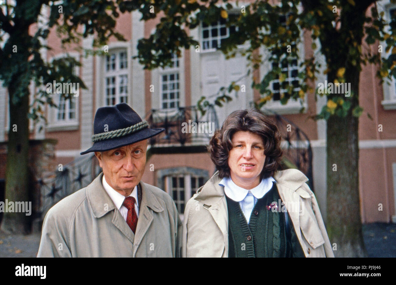 Moritz Casimir Fürst zu Bentheim Tecklenburg mit Gemahlin Huberta Sissi Gräfin von Hardenberg auf Schloss Rheda, Deutschland 1981. Moritz Casimir Prince of Bentheim Tecklenburg with his wife Huberta Sissi Countess of Hardenberg at Rheda castle, Germany 1981. Stock Photo