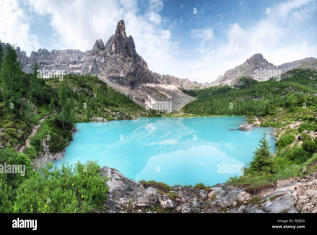 Mountains and turquoise lake in the Dolomites apls, Italy. Sorapis