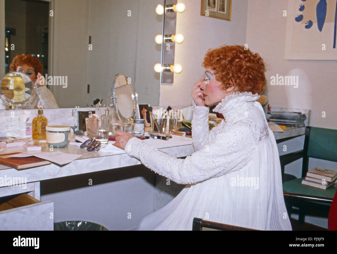 Lilli Palmer, deutsch britisch schweizerische Schauspielerin, Autorin und  Malerin, bei den Dreharbeiten zur US Fernsehproduktion "Sarah in America"  in New York, USA 1981. Actress Lilli Palmer during the production of US TV