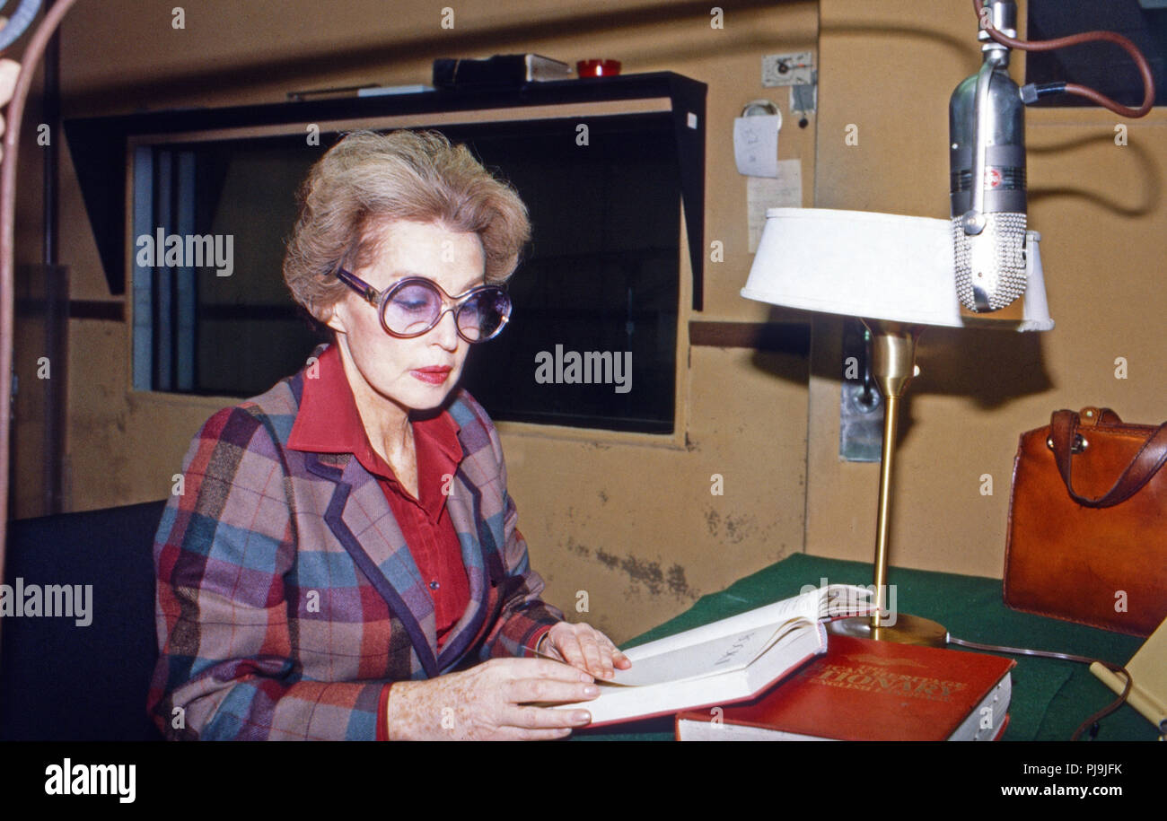 Lilli Palmer, deutsch britisch schweizerische Schauspielerin, Autorin und Malerin, bei einer Lesung in New York, USA 1981. Author Lilli Palmer during a reading at New York, USA 1981. Stock Photo