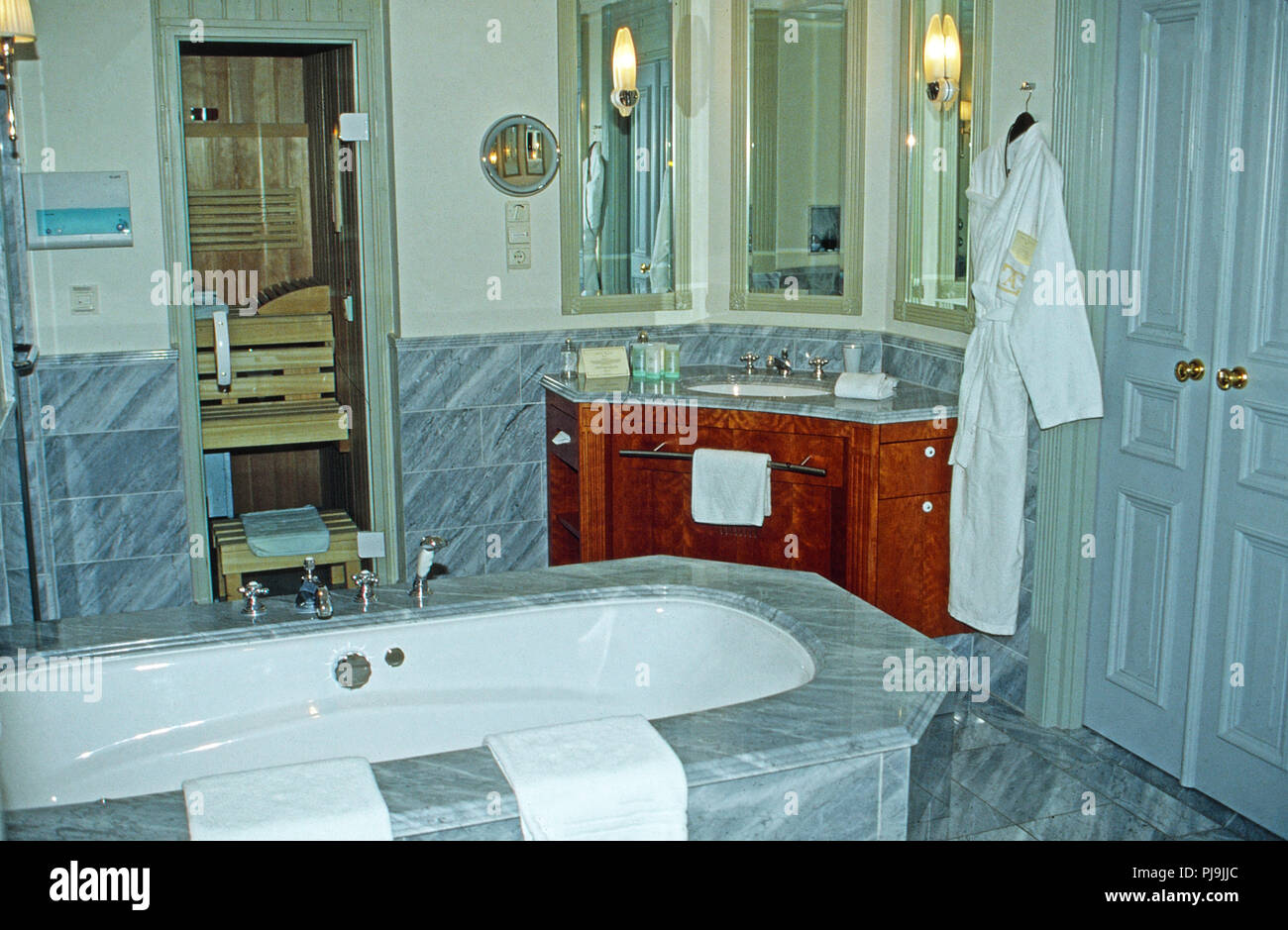 Feines Badezimmer im Hotel Adlon in Berlin, Deutschland 2002. Fine bathroom  at Adlon Hotel in Berlin, Germany 2002 Stock Photo - Alamy