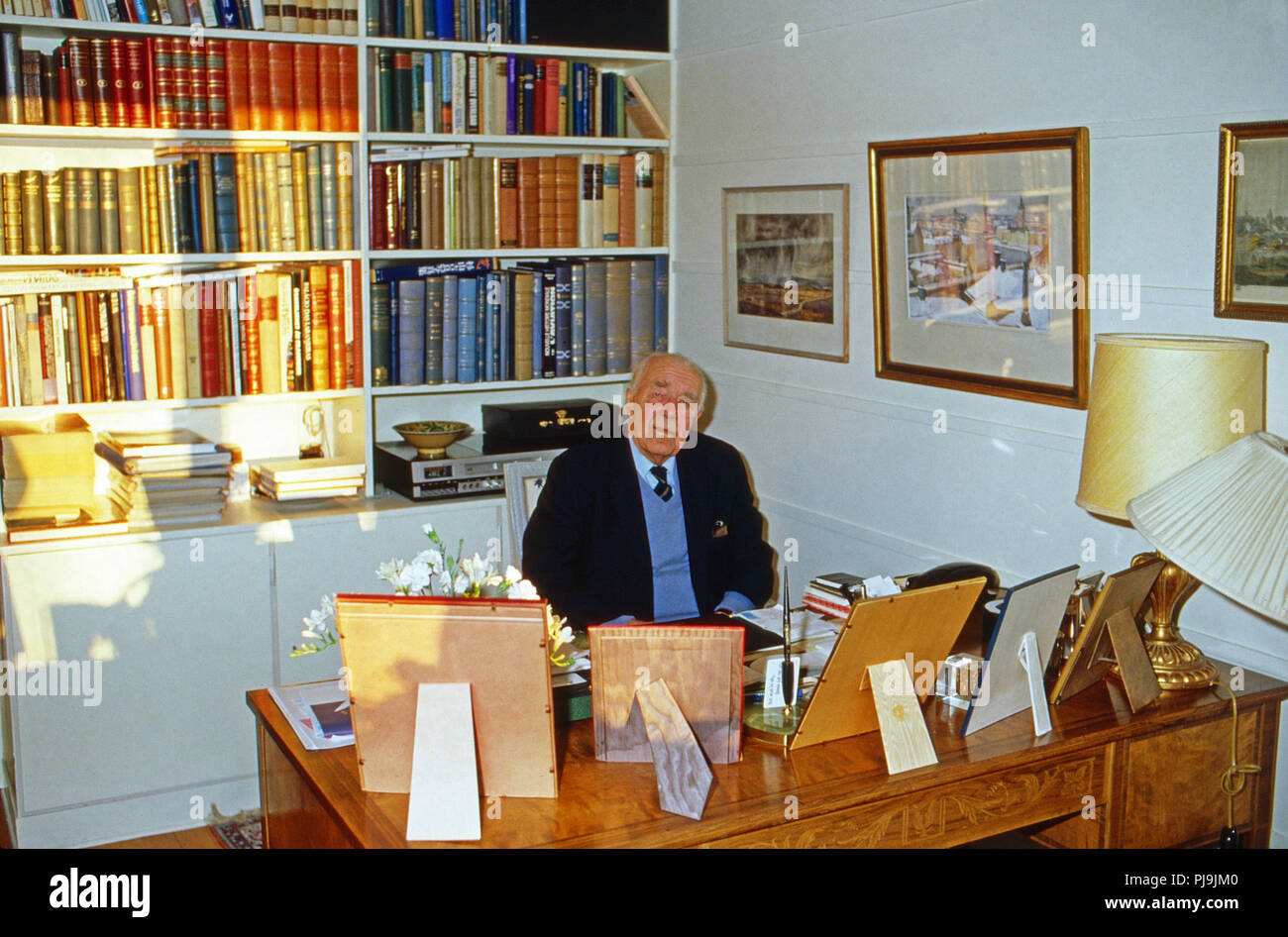 Prinz Bertil von Schweden in seinem Arbeitszimmer inder Villa Solbacken in Stockholm, Schweden 1993. Prince Bertil of Sweden at his office in Villa Solbacken at Stockholm, Sweden 1993. Stock Photo