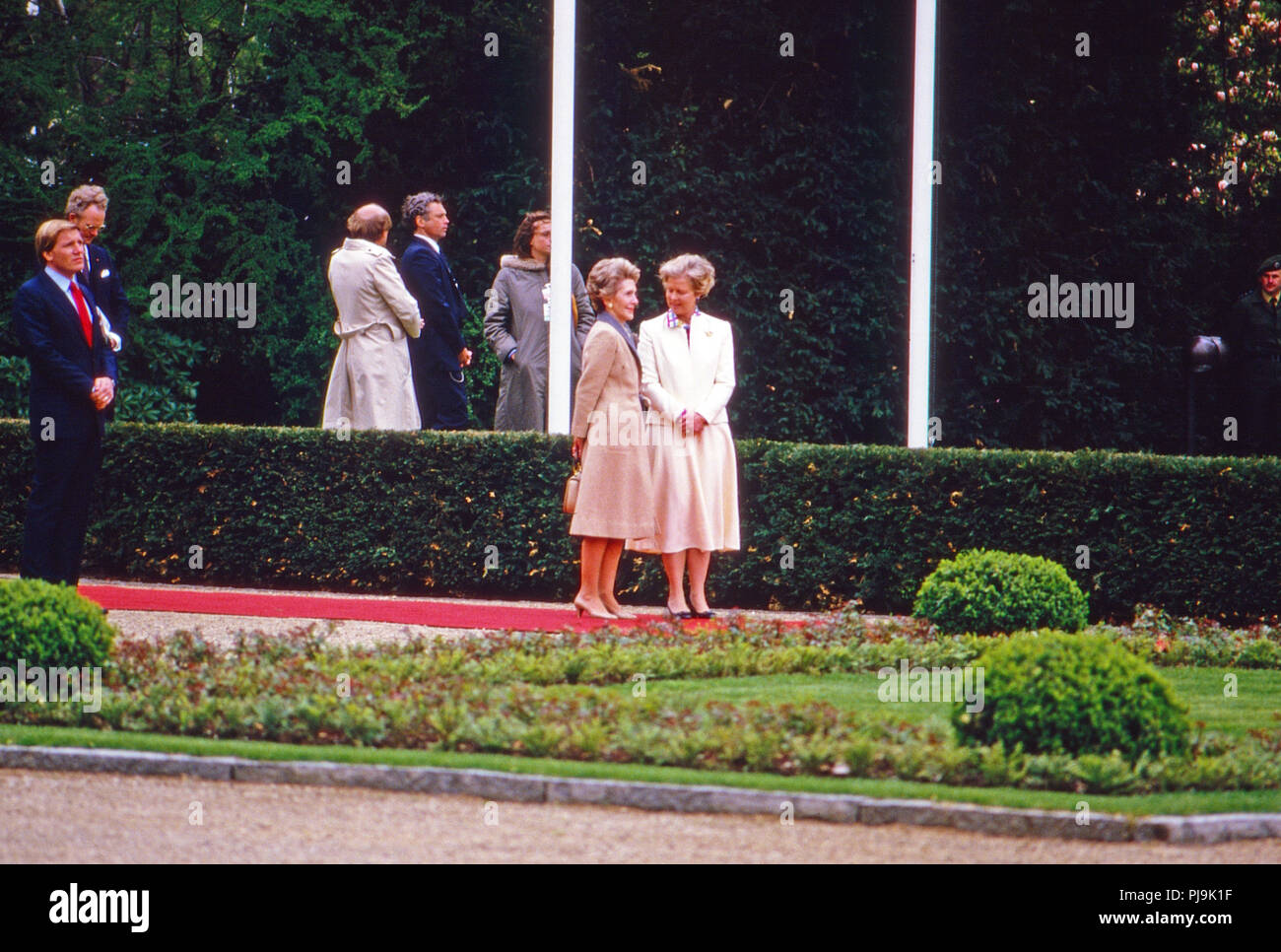 Nancy Reagan (links) und Marianne von Weizsäcker während der Nationalhymne beim Besuch in Bonn, Deutschland 1985. First ladies Nancy Reagan (left) and Marianne von Weizsaecker while the national anthem at the visit in Bonn, Germany 1985. Stock Photo