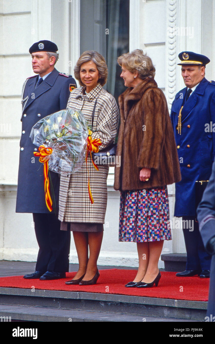Königin Sophia von Spanien mit Marianne von Weizsäcker beim Besuch in Bonn, Deutschland 1986. Queen Sophia of Spain with Marianne von Weizsaecker at the visit in Bonn, Germany 1986. Stock Photo